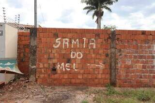 Santa do Mel desaparece e muro esconde casa que já recebeu romarias na Capital Santa do Mel desaparece e muro esconde casa que já recebeu romarias na Capital