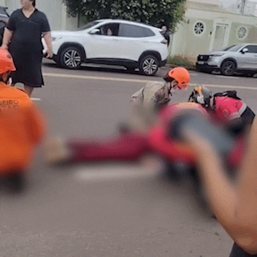 Motociclista e passageira ficam feridos ap&oacute;s colis&atilde;o com carro