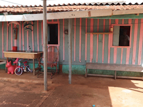 Antônio vive em "Casa de Boneca" e mantém cor por amor à esposa