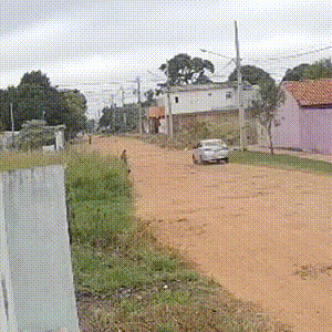 Menina corre para com&eacute;rcio ap&oacute;s homem mostrar partes &iacute;ntimas na rua