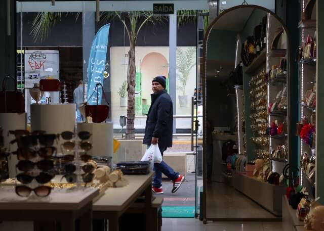 Dia Livre de Impostos tem t&ecirc;nis, roupas, m&oacute;veis e at&eacute; &oacute;culos com pre&ccedil;o menor
