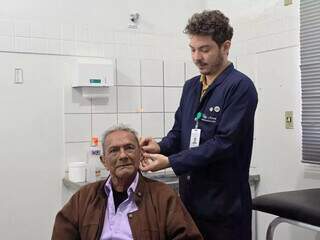 Ap&oacute;s 1 ano de espera, idoso volta a ouvir com aparelho entregue em mutir&atilde;o