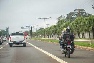 Com modelo ganhando capitais, condutores defendem faixas exclusivas para motos