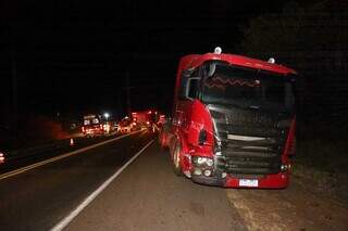 Tentativa de atravessar BR-163 termina em acidente e congestionamento