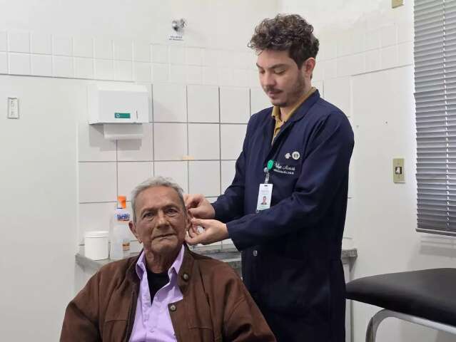 Ap&oacute;s um ano de espera, idoso volta a ouvir com aparelho entregue em mutir&atilde;o