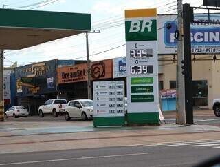 Gasolina segue acima de R$ 6 e reflexo de subs&iacute;dio ainda n&atilde;o chega nas bombas