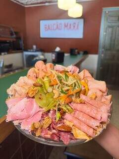 Balcão tem sanduíches nada óbvios, charcutaria e salsichas artesanais Balcão tem sanduíches nada óbvios, charcutaria e salsichas artesanais