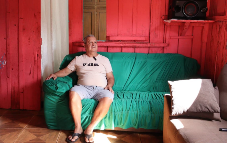 Antônio vive em casa rosa e mantém cor por amor à esposa que morreu