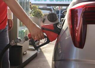 Petrobras reajusta gasolina, mas subsídio limita alta a R$ 0,03 na bomba Petrobras reajusta gasolina, mas subsídio limita alta a R$ 0,03 na bomba