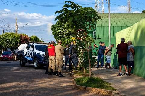 Homem armado com faca tenta puxar crian&ccedil;as na entrada de escola e &eacute; preso