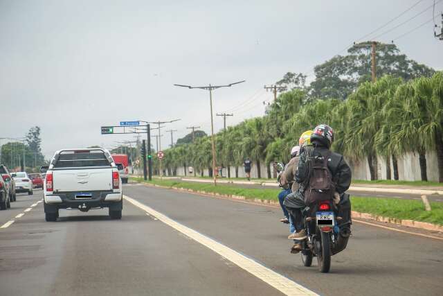 Com modelo ganhando capitais, motoristas defendem faixas exclusivas para motos