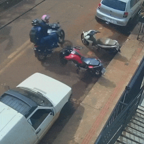 Dupla usa chave micha e leva 20 segundos para furtar motocicleta
