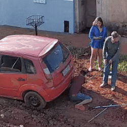 De muletas, motorista precisou de ajuda ap&oacute;s carro atolar em rua no Guanandi 2