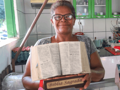No Bar da Luzia, pinga na raiz divide espa&ccedil;o com leitura da B&iacute;blia
