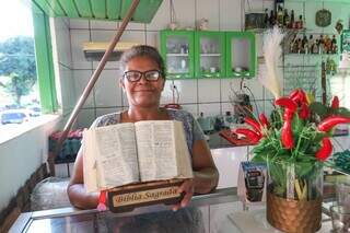 No Bar da Luzia, pinga na raiz divide espa&ccedil;o com leitura da B&iacute;blia
