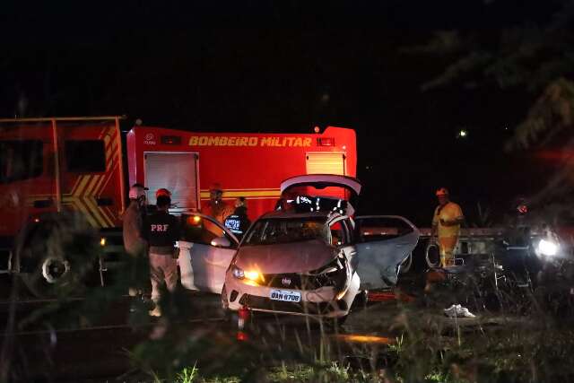 Tentativa de atravessar BR-163 termina em acidente e congestionamento