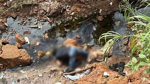 Perseguido, homem despenca de barranco e morre ao cair em c&oacute;rrego