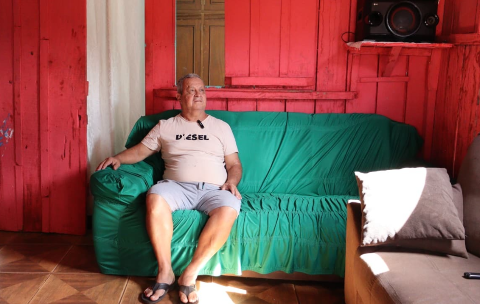 Ant&ocirc;nio vive em casa rosa e mant&eacute;m cor por amor &agrave; esposa que morreu