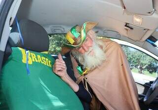 Velho do Rio não desiste e volta a decorar carro à espera do hexa Velho do Rio não desiste e volta a decorar carro à espera do hexa