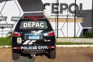 Faxineiro &eacute; atingido por tr&ecirc;s tiros e socorrido por vizinhos