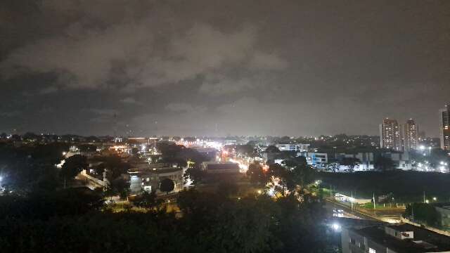 Depois de dia seco, chuva alcan&ccedil;a bairros de Campo Grande &agrave; noite