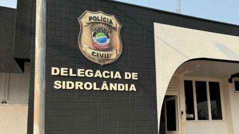 Dupla &eacute; presa trocando pneus novos por carecas em p&aacute;tio de delegacia
