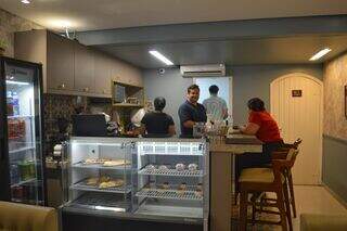 Ao lado de fórum e delegacia, café serve 