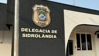 Dupla é presa trocando pneus novos por carecas em pátio de delegacia Dupla é presa trocando pneus novos por carecas em pátio de delegacia