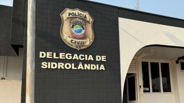 Dupla &eacute; presa trocando pneus novos por carecas em p&aacute;tio de delegacia