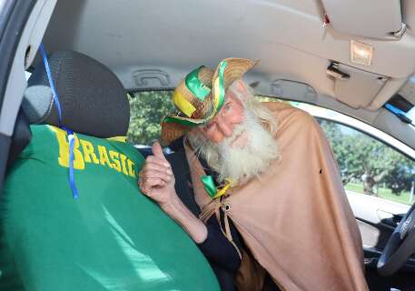 Velho do Rio n&atilde;o desiste e volta a decorar carro &agrave; espera do hexa