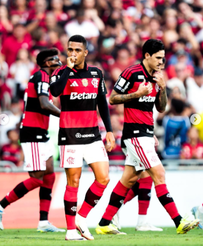 Flamengo faz 3 a 0 no Coritiba e mant&eacute;m press&atilde;o sobre o l&iacute;der 