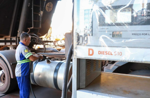 Governo prorroga subs&iacute;dio de R$ 1,47 por litro do diesel at&eacute; dezembro