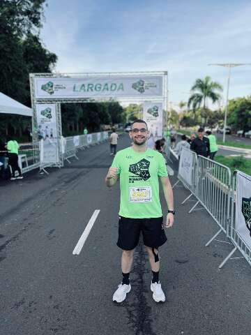 Acad&ecirc;mico celebra p&oacute;dio em corrida ap&oacute;s superar s&iacute;ndrome rara na lombar