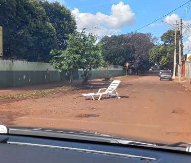 Ap&oacute;s s&eacute;rie de acidentes, moradores sinalizam buraco com espregui&ccedil;adeira