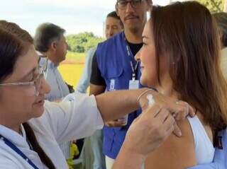 Prefeita toma vacina contra gripe para incentivar procura por doses