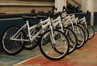 Projeto ensina alunos com defici&ecirc;ncia a andar de bicicleta, primeiro sem pedais