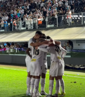 Santos vence Vit&oacute;ria, deixa zona de rebaixamento e tem Gabigol expulso ap&oacute;s gol