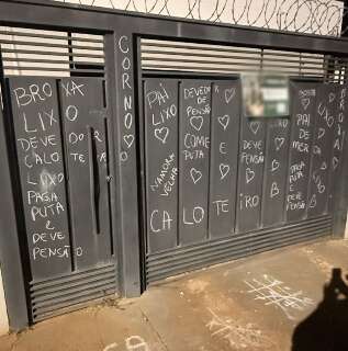 Quem &eacute; o alvo? Port&atilde;o de resid&ecirc;ncia vira mural de acusa&ccedil;&otilde;es e cobran&ccedil;a de pens&atilde;o