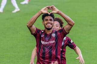 Jogador corumbaense marca em goleada e fica perto do t&iacute;tulo no Jap&atilde;o