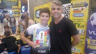 Com a presença do Viola, troca de figurinhas da Copa reúne fãs e famílias Com a presença do Viola, troca de figurinhas da Copa reúne fãs e famílias
