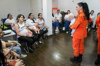 Capacitação orienta pais sobre primeiros socorros e desengasgo de bebês Capacitação orienta pais sobre primeiros socorros e desengasgo de bebês
