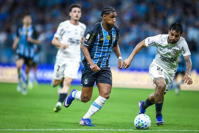 Corinthians vira sobre o Gr&ecirc;mio fora de casa e sobe para o 9&ordm; lugar