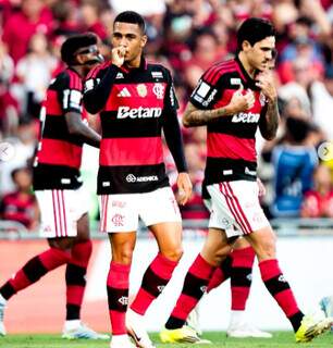 Flamengo faz 3 a 0 no Coritiba e mantém pressão sobre o líder Flamengo faz 3 a 0 no Coritiba e mantém pressão sobre o líder