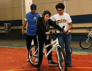 Projeto ensina alunos com defici&ecirc;ncia a andar de bicicleta, primeiro sem pedais
