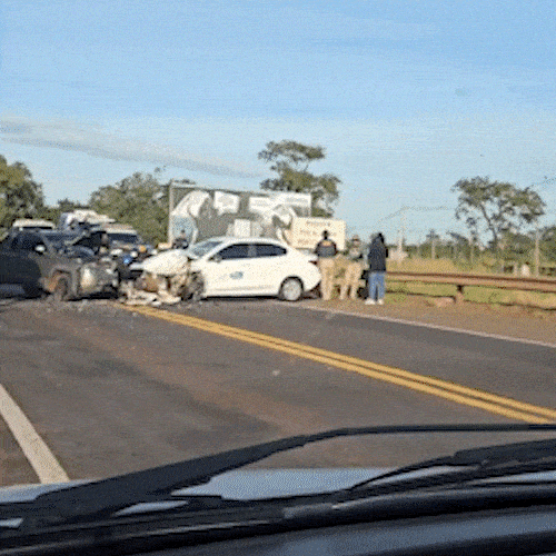 Acidente na BR-163 causa congestionamento em viaduto na sa&iacute;da para Tr&ecirc;s Lagoas
