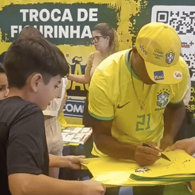 Com a presen&ccedil;a do Viola, troca de figurinhas da Copa re&uacute;ne f&atilde;s e fam&iacute;lias