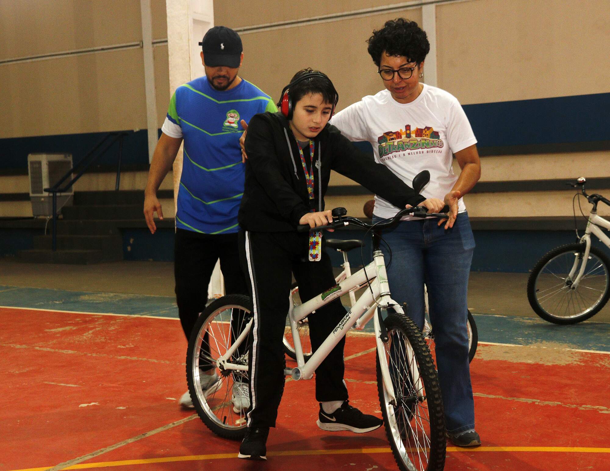 Projeto ensina alunos com deficiência a andar de bicicleta, primeiro sem pedais