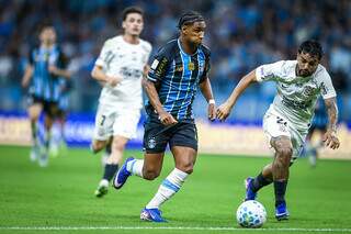 Corinthians vira sobre o Gr&ecirc;mio fora de casa e sobe para o 9&ordm; lugar