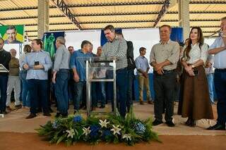 Riedel participa de mutir&atilde;o, entrega obras e vai &agrave; festa do La&ccedil;o Comprido