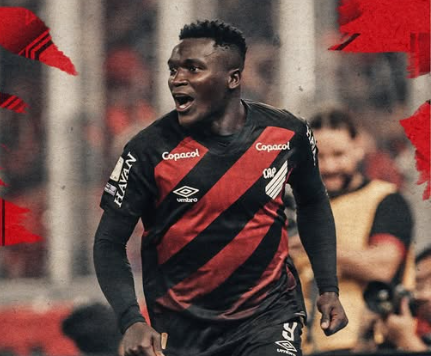 Athletico vence Mirassol no fim, entra no G4 e amplia crise do advers&aacute;rio